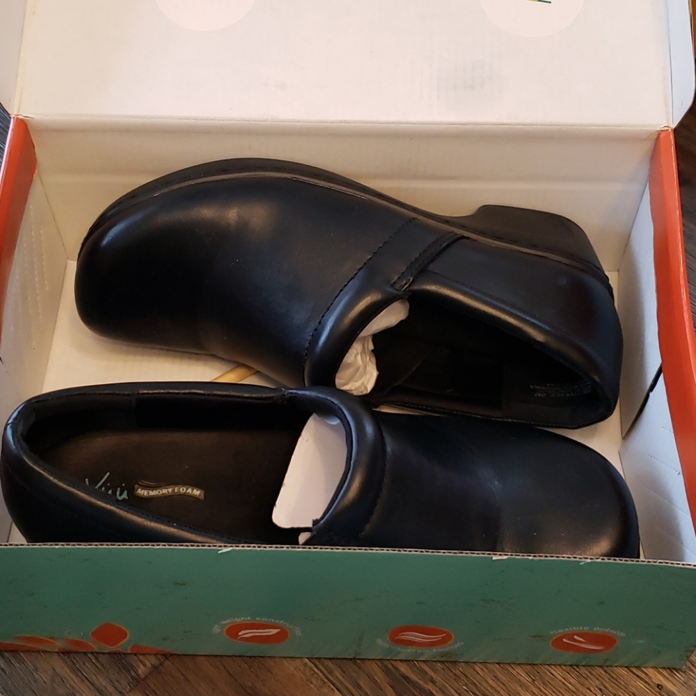 Yuu black clogs